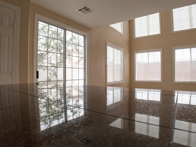 Building Photo - 3 BEDROOM, 3 BATHROOM, 2 CAR GARAGE, COMMUNITY POOL & SPA