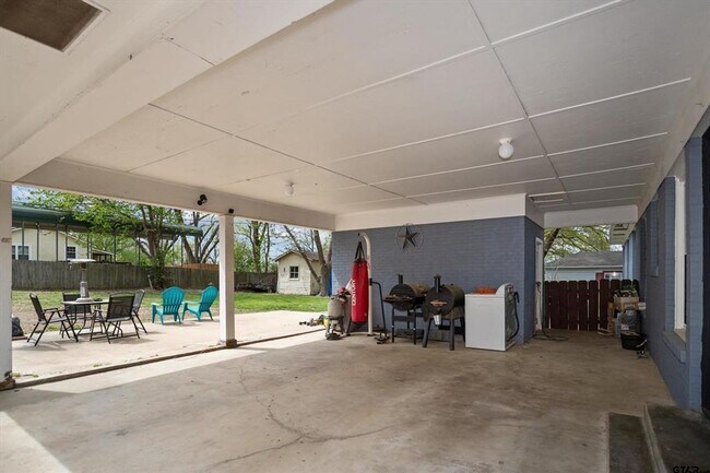 Building Photo - Coming Soon! 3 Bedroom 2 Bath 2 Carport Re...
