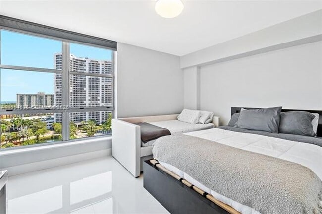 Building Photo - 3600 Mystic Pointe Dr