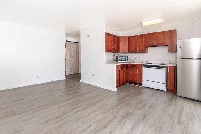 Building Photo - The Townhouse 1bd/1ba/1pk w extra large lanai