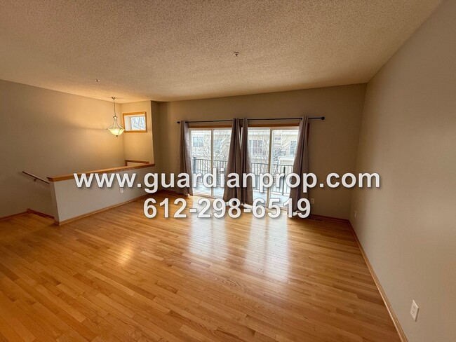 Building Photo - Townhouse in The Lakes of Blaine Available Now, New Appliances & Carpet, Bonus Room, Balcony