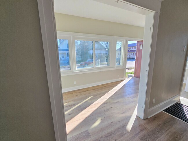 Building Photo - 930 3rd St