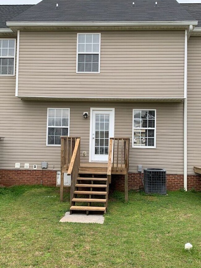 Building Photo - SPACIOUS TOWNHOME IN THE CITY