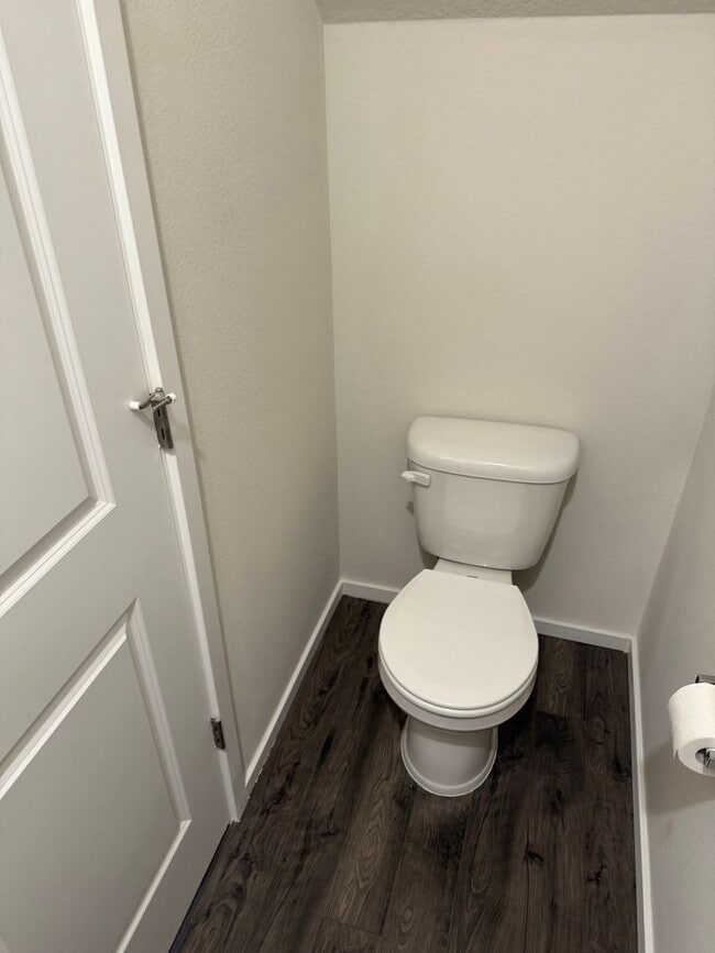 Building Photo - Gorgeous 2 Bedroom Townhome with 2 Car Gar...