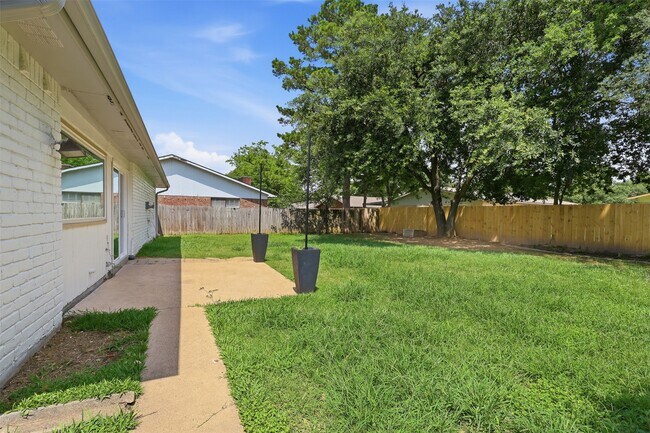 Building Photo - 4035 Cypressdale Dr