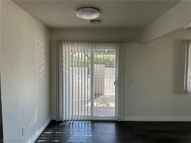 Building Photo - 1121 Willow Tree Dr