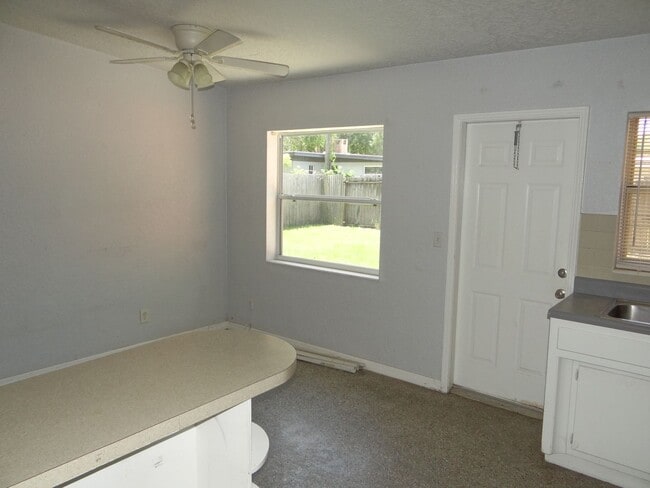 Building Photo - 2 bed, 1.5  bath in a quiet neighborhood