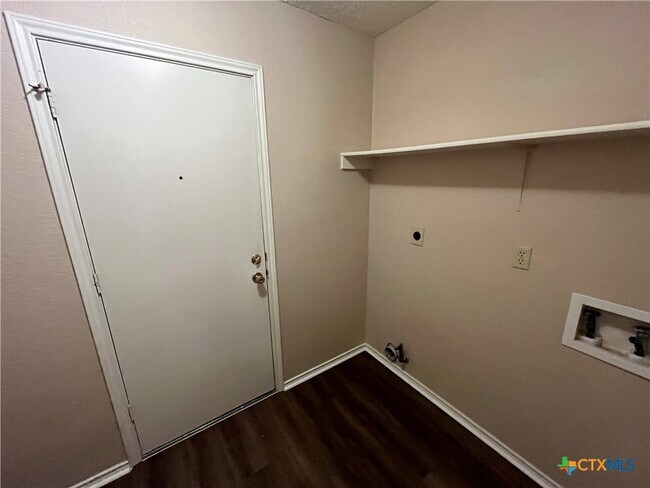 Building Photo - 2523 Creek Dr