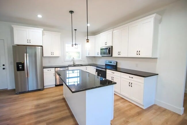 Building Photo - 907 Honeysuckle Ln