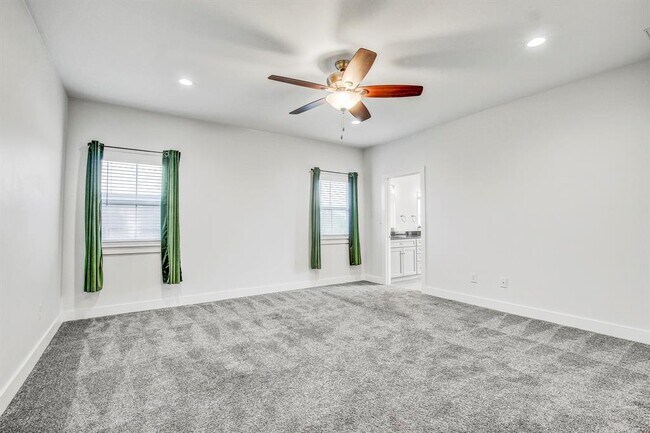 Building Photo - 109 Les Ln