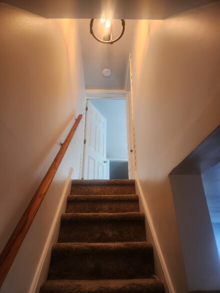 Building Photo - 948 W Main St