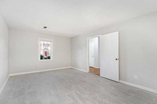 Building Photo - 204 Barrie Pl
