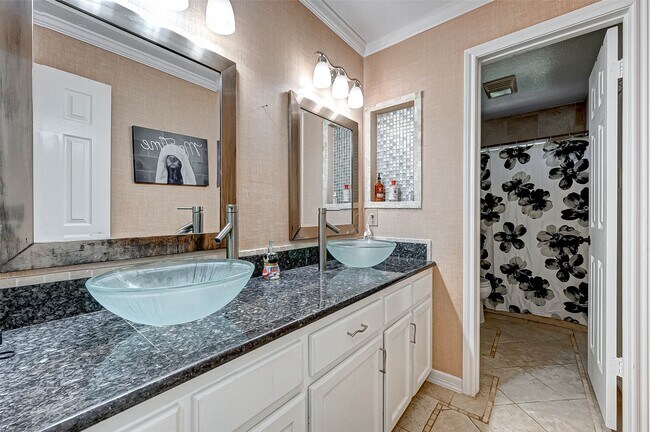 Building Photo - 14 Bradford Cir