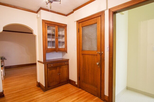 Building Photo - *Winter Specials* 1931 West Hills Two Bedroom Townhouse Available Now!