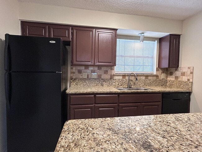 Building Photo - Charming 2BR Condo with Vaulted Ceilings, Fireplace & Pool Access