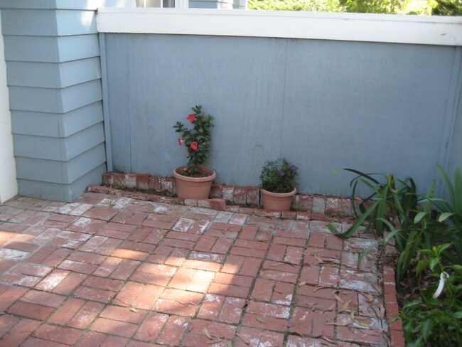 Building Photo - 4874 Thille St