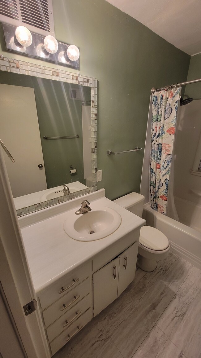 Bathroom - 2518 S Duluth Ave