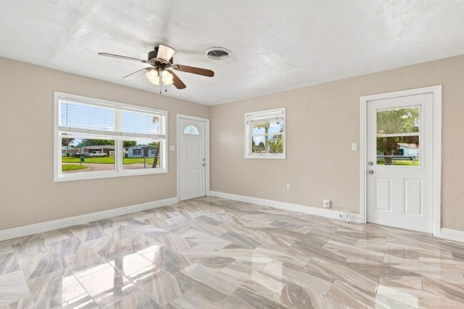 Building Photo - 2267 Robinhood Dr