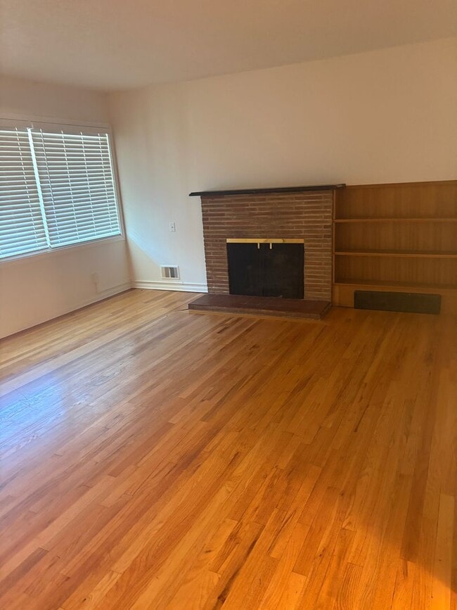 Building Photo - 3 bedrooms, 2 Baths Ranch Home with Large, Fenced Yard in the River Crest Neighborhood!