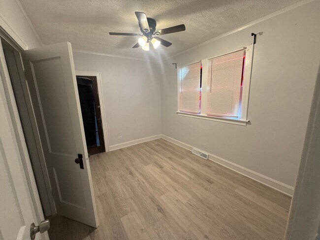 Building Photo - Available Now - Single Family House 5 Bedroom 2 Bath located in Roseland Area