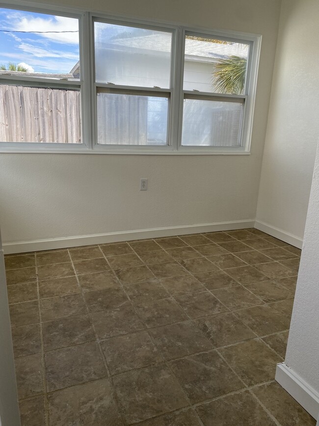 Building Photo - 129 36th Ave NE