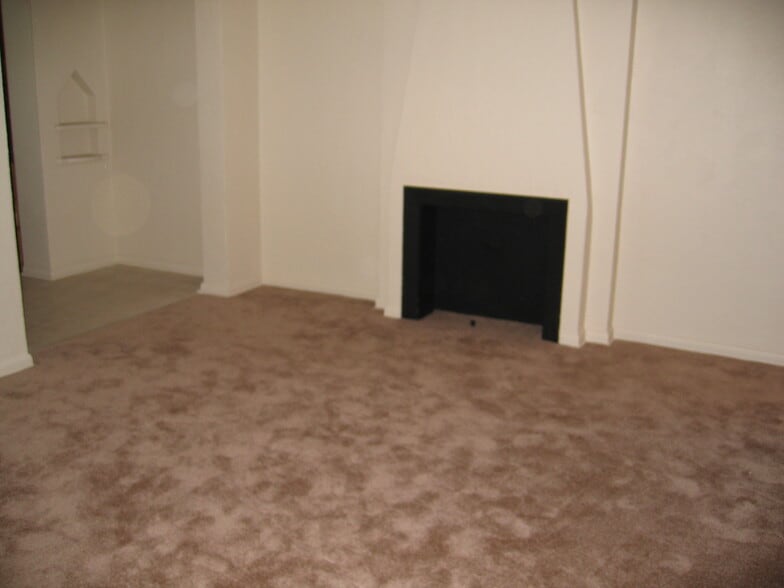 Livingroom, decorative fireplace - 865 McClain Rd