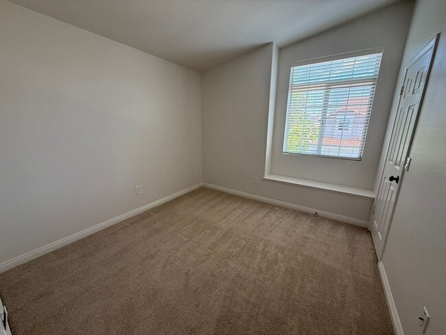 Building Photo - LOCATION LOCATION!! 4BR/3BA Townhome in De...