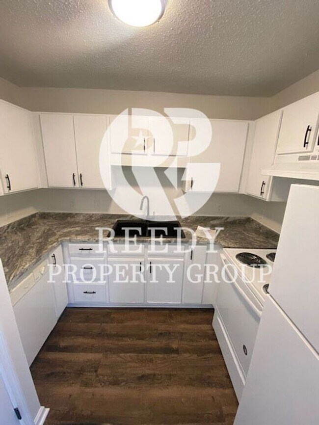 Building Photo - NEWLY UPDATED!! 2 Bedroom 1 Bathroom Townhome