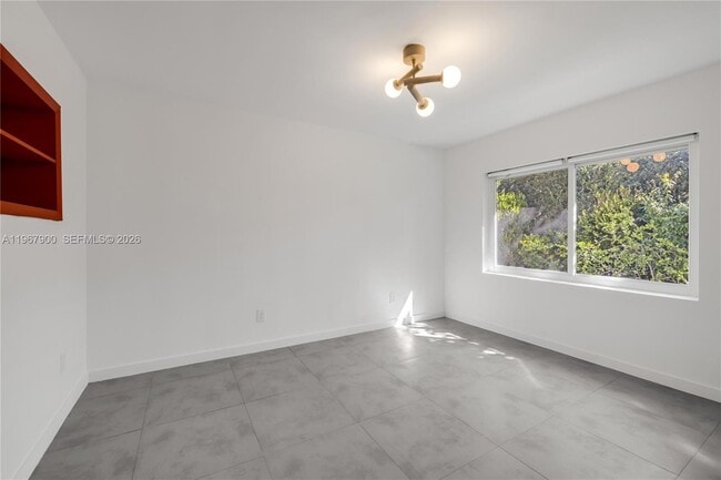 Building Photo - 801 NE 118th St