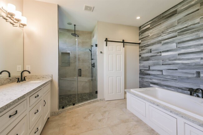 Building Photo - 2422 Hadley St