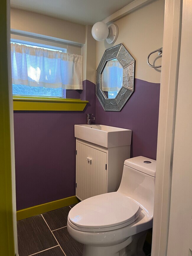 Building Photo - 423 N Van Buren St