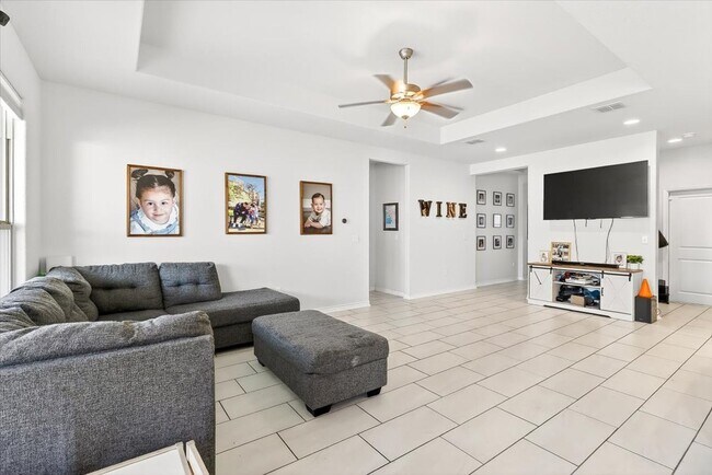 Building Photo - 2614 Vista del Sol