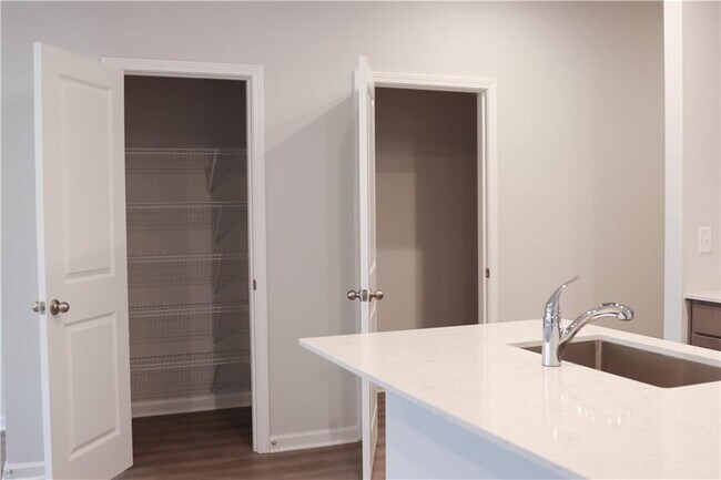 Building Photo - 483 Crown Dr