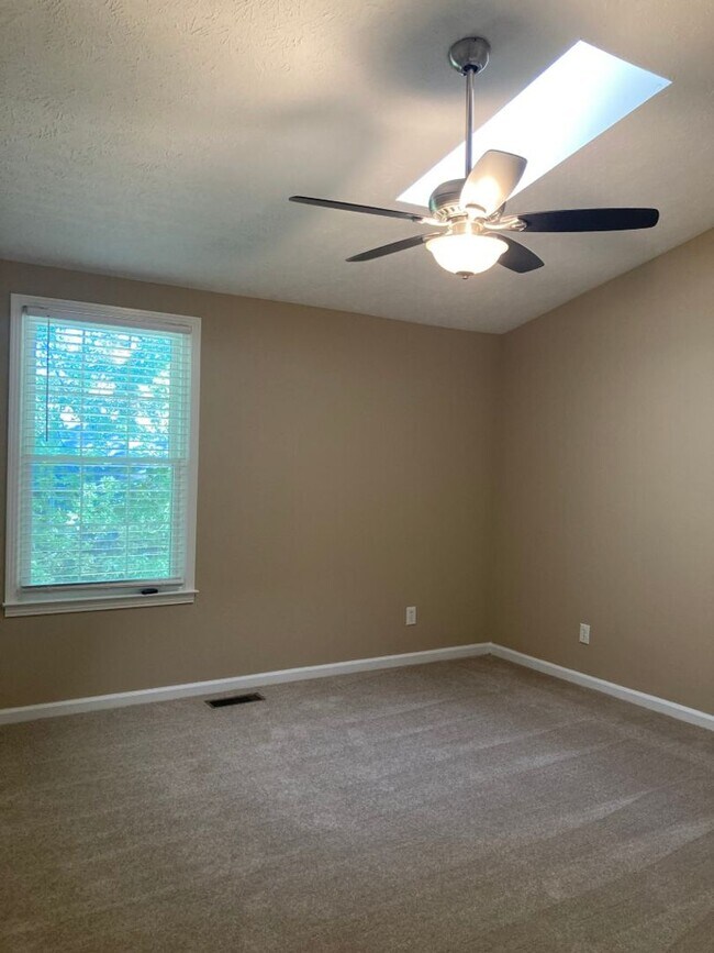 Building Photo - Beautifully Renovated Townhome