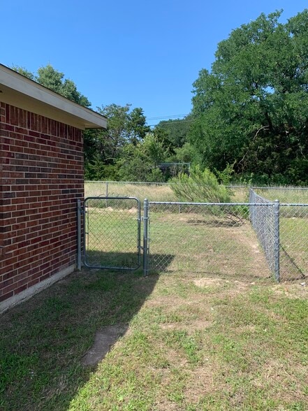 Building Photo - 2706 Ashley Dr