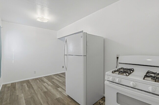 Building Photo - 79904$600 rent. Water and trash included in this 1 bedroom 1 bath apartment.