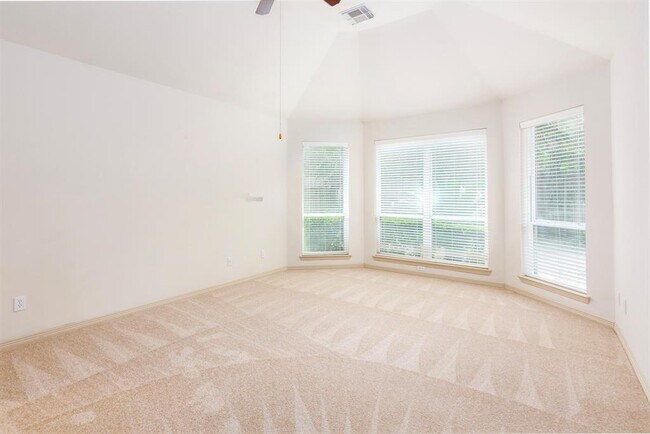Building Photo - 62 S Longsford Cir
