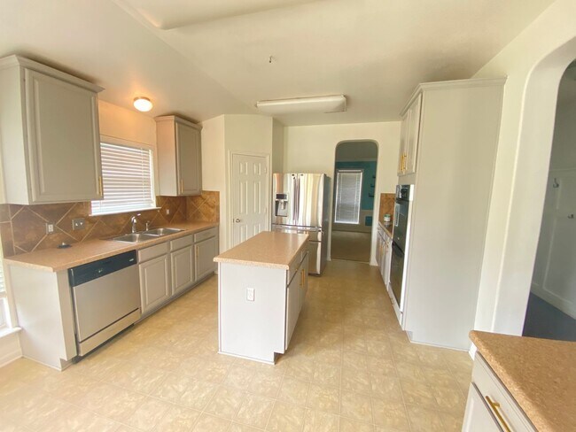 Building Photo - Beautiful 4 bed 2 bath home in White Rock subdivision.