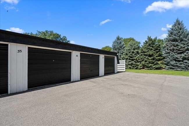 Building Photo - 1125 Royal St George Dr