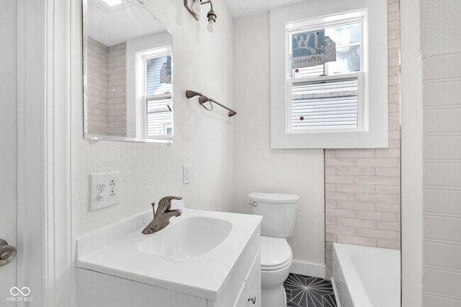 Building Photo - 3160 Graceland Ave