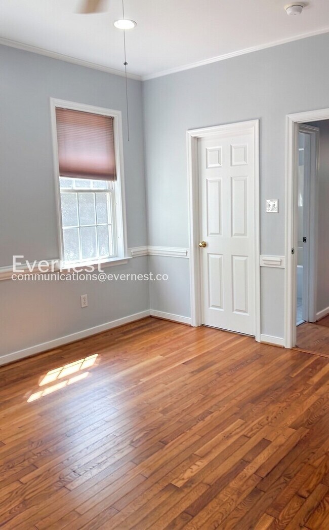 Building Photo - 6 Bed/4 Bath Home with Modern Amenities / Available Now!