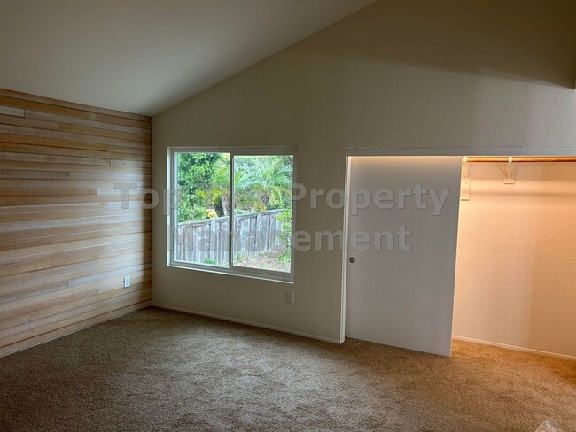 Building Photo - 1322 Calle Christopher