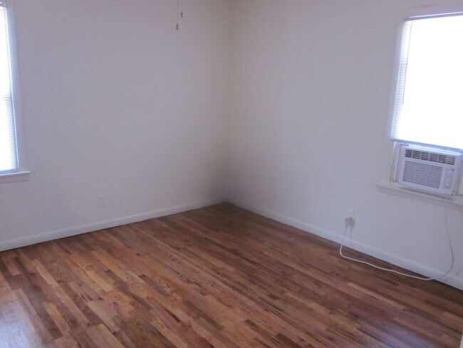 Building Photo - 106 S Palo Duro St