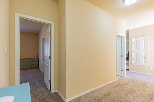 Building Photo - 3 Bed 2 Bath Fully Furnished Home - Pet Fr...