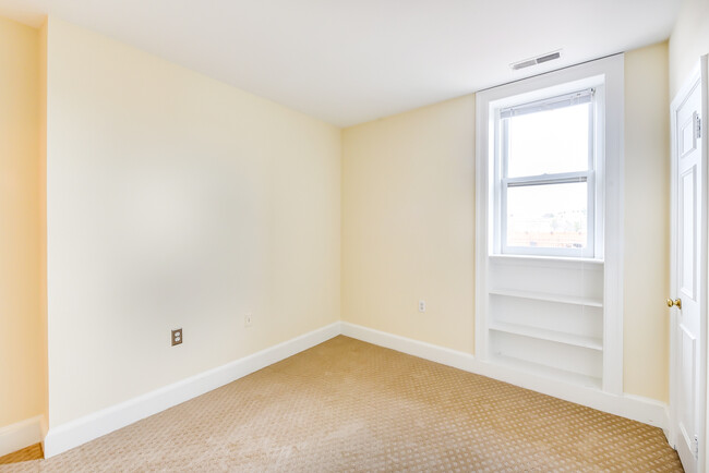 Building Photo - Sun Drenched Top Floor Dupont Circle One B...