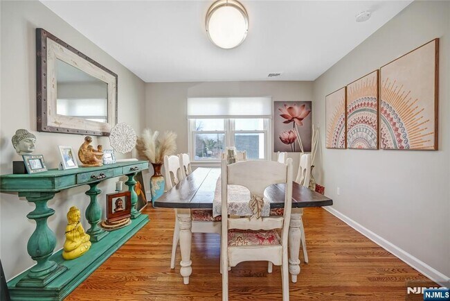 Building Photo - 12 Maple Ave