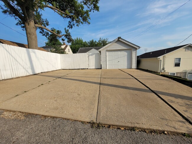 Building Photo - 415 10th St