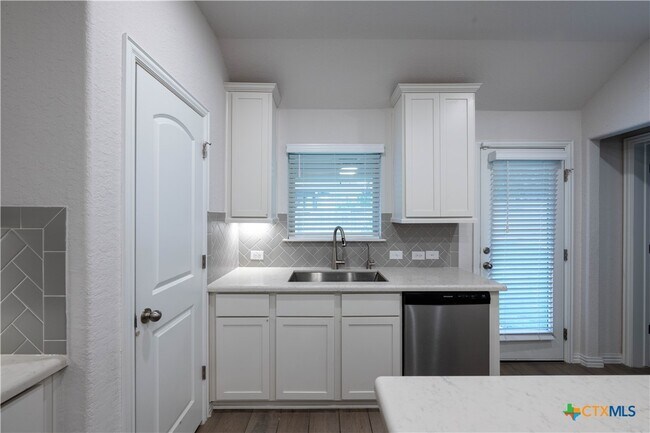 Building Photo - 2089 Egret Ave