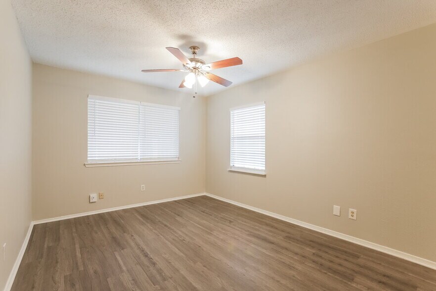Building Photo - 6395 Crossway Dr