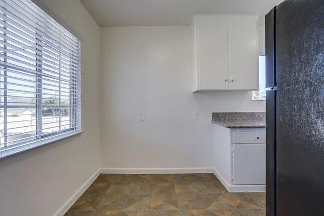 Interior Photo - 6028 - 6100 West Blvd